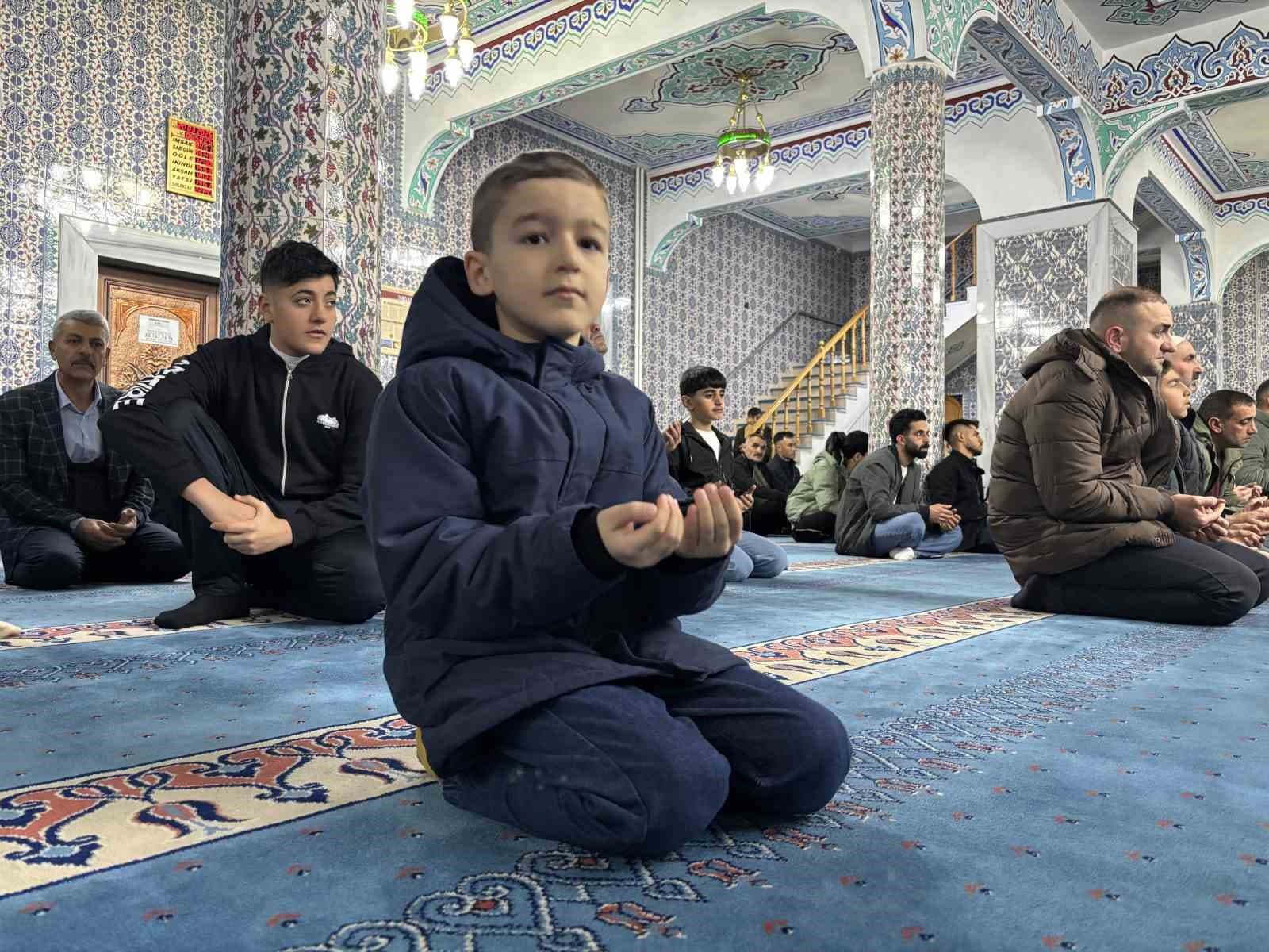 Bingöl’de bayram namazı kılındı