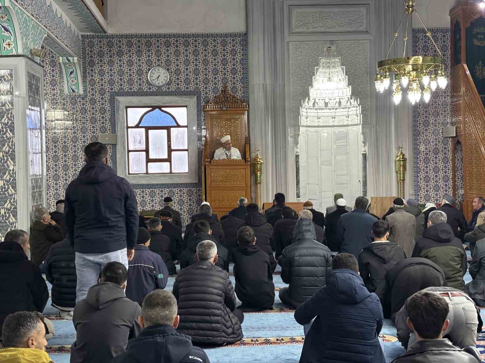 Bingöl’de bayram namazı kılındı