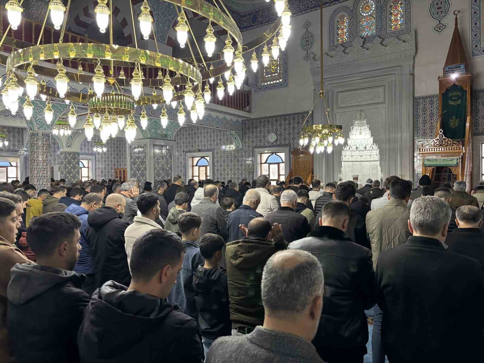 Bingöl’de bayram namazı kılındı