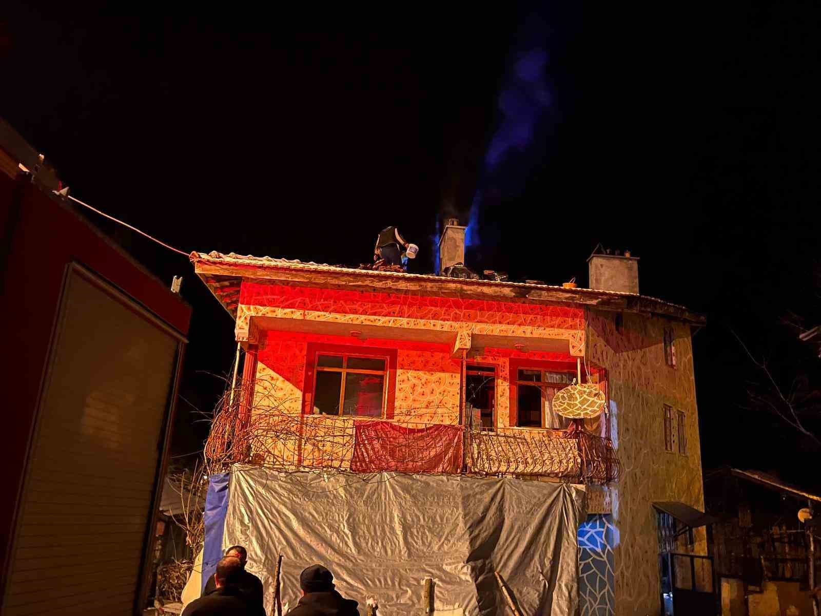 Çorum’da evin bacasında çıkan yangın korkuttu