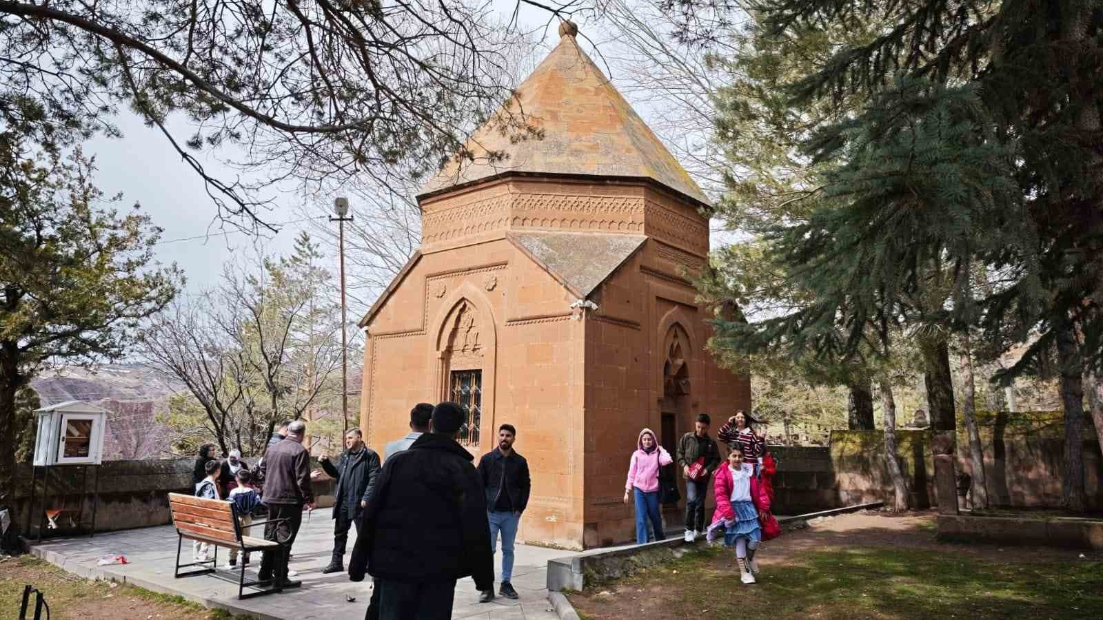 Ahlat’taki türbeye bayramda ziyaretçi akını