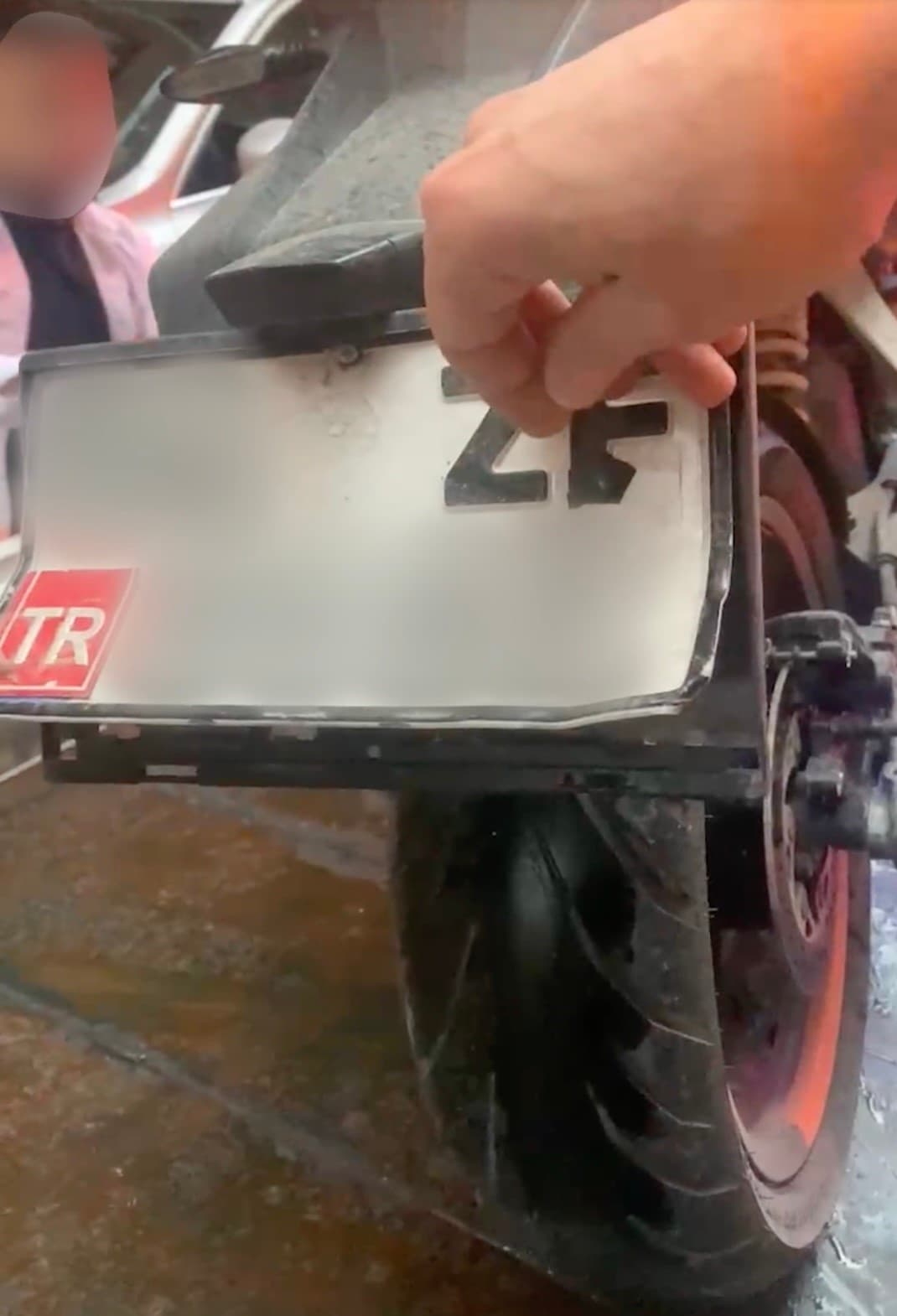 Tek teker üzerinde motosiklet kullanan sürücüye 390 bin TL ceza