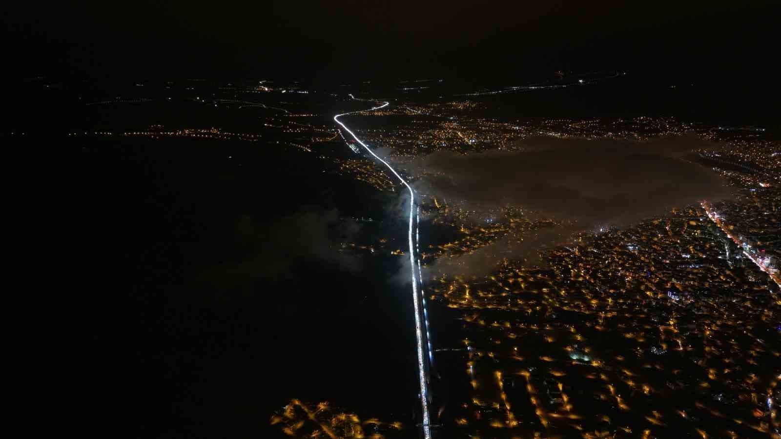 43 ilin geçiş noktasında tatilcilerin dönüş yolculuğu sürüyor: Araç kuyruğu 40 kilometreyi aştı