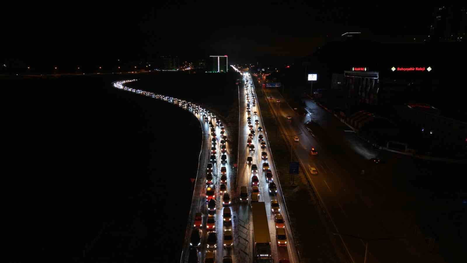 43 ilin geçiş noktasında tatilcilerin dönüş yolculuğu sürüyor: Araç kuyruğu 40 kilometreyi aştı