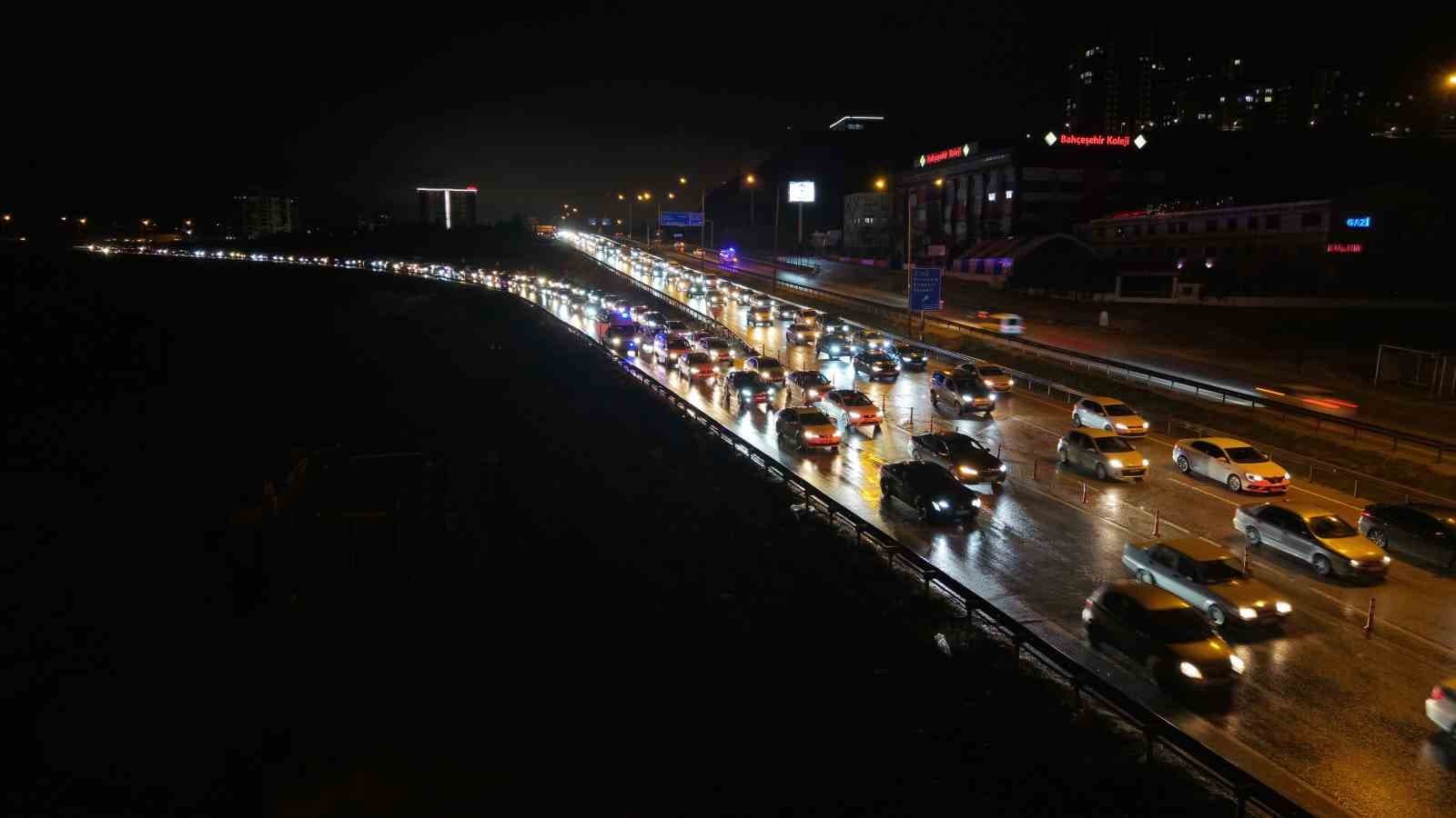 43 ilin geçiş noktasında tatilcilerin dönüş yolculuğu sürüyor: Araç kuyruğu 40 kilometreyi aştı