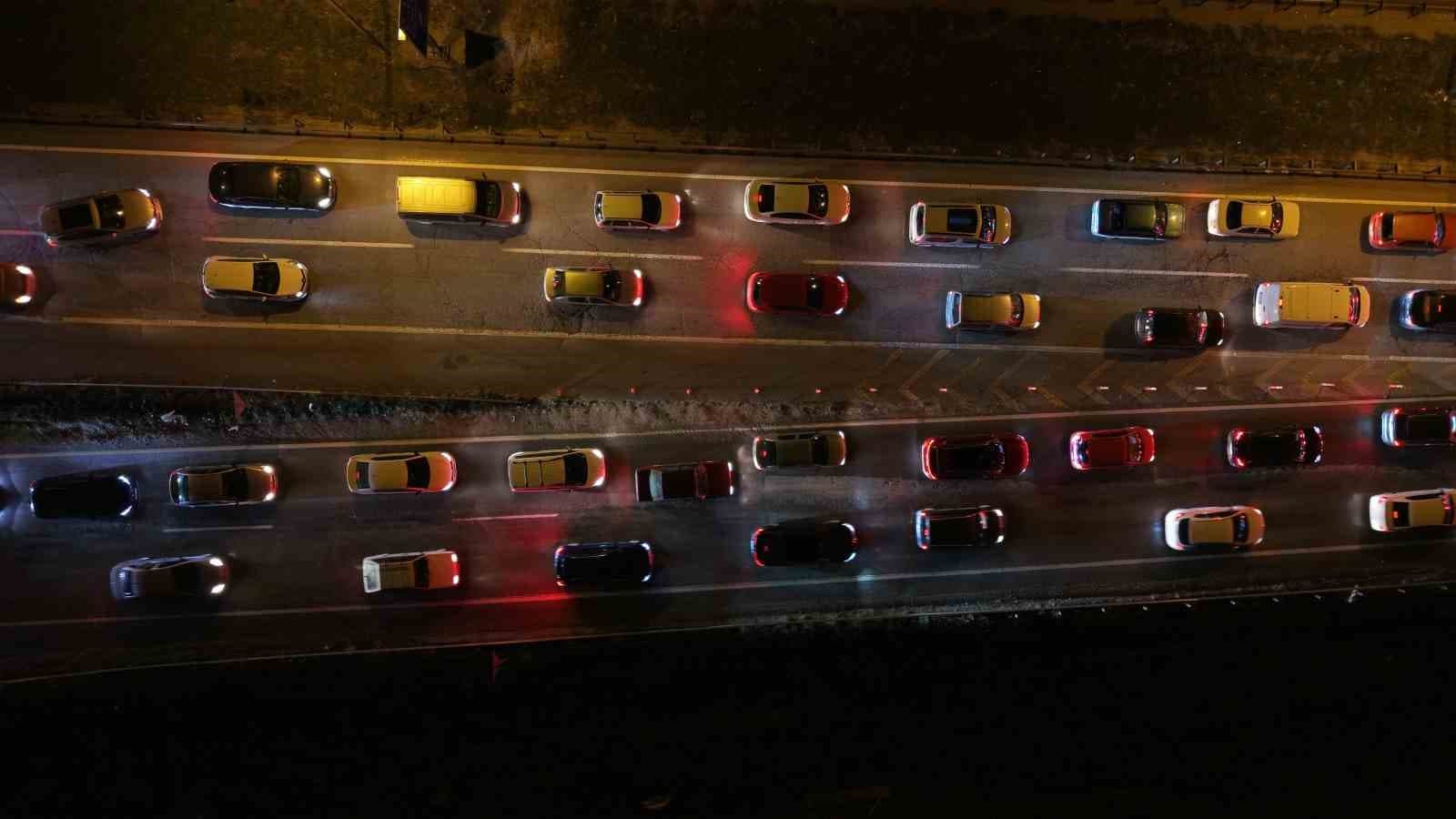 43 ilin geçiş noktasında tatilcilerin dönüş yolculuğu sürüyor: Araç kuyruğu 40 kilometreyi aştı