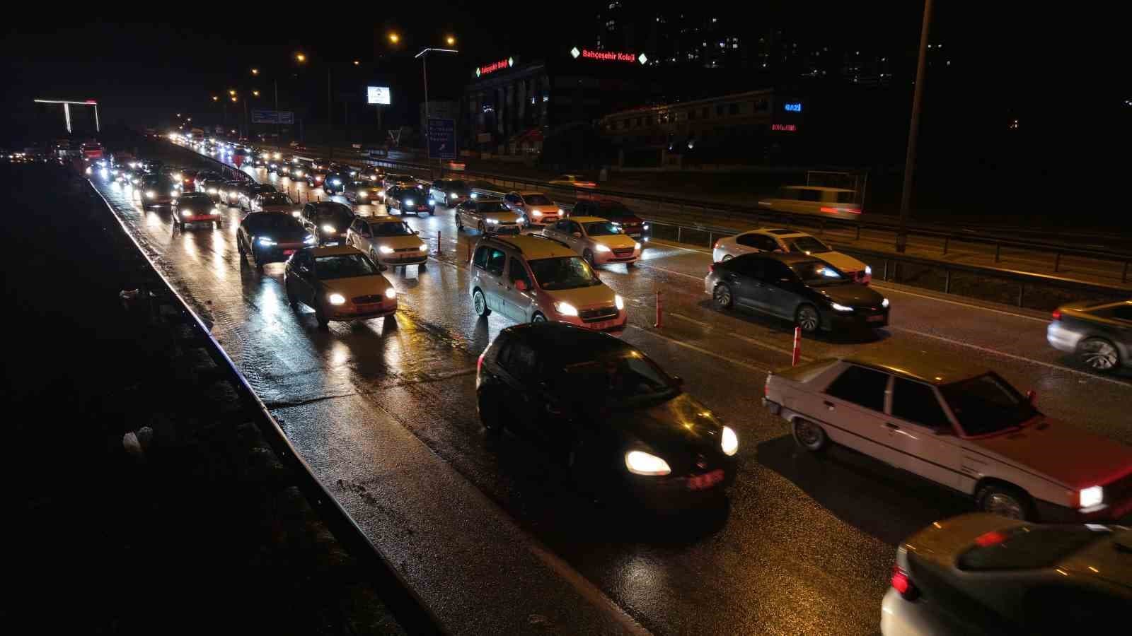 43 ilin geçiş noktasında tatilcilerin dönüş yolculuğu sürüyor: Araç kuyruğu 40 kilometreyi aştı