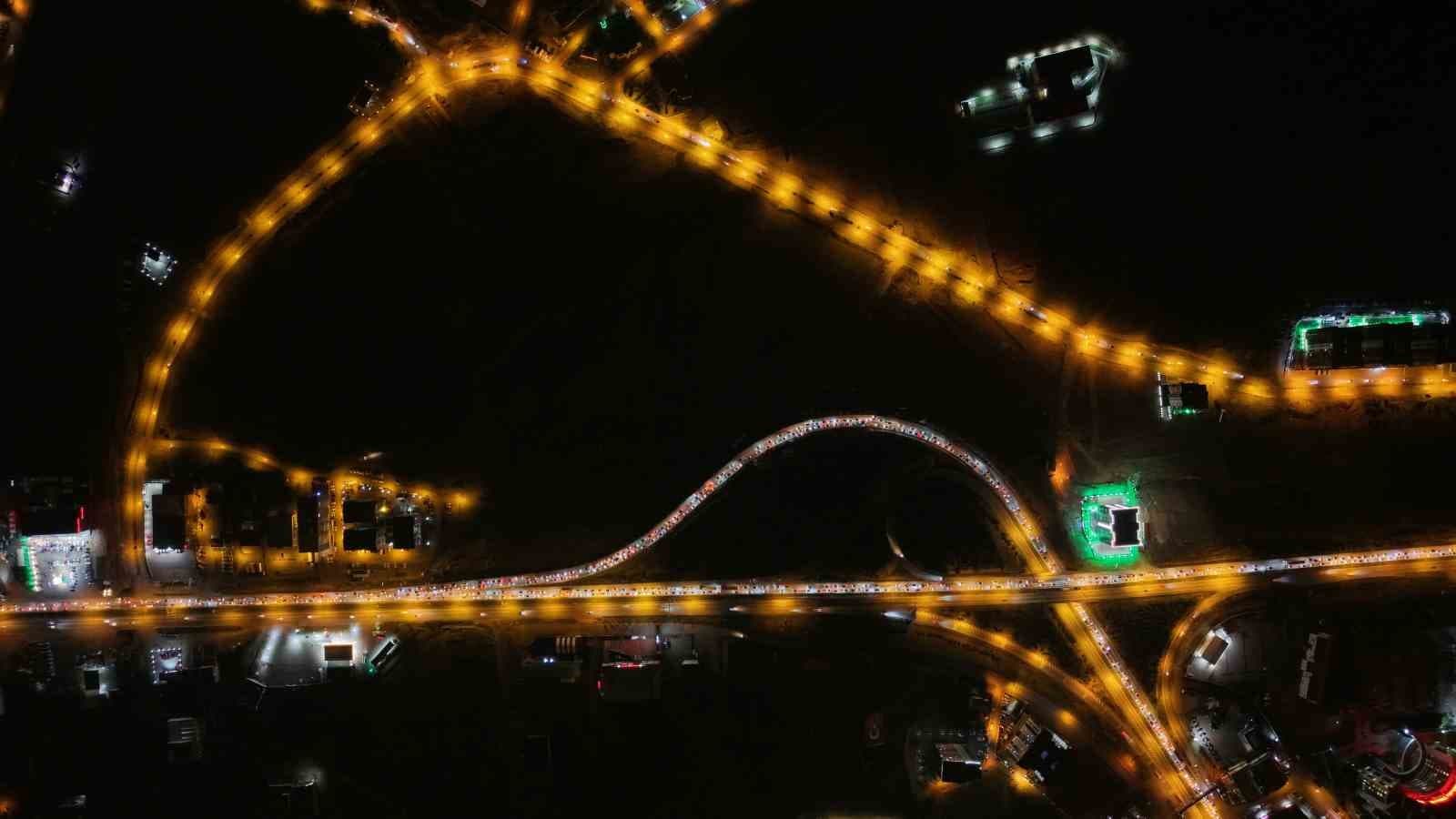 43 ilin geçiş noktasında tatilcilerin dönüş yolculuğu sürüyor: Araç kuyruğu 40 kilometreyi aştı