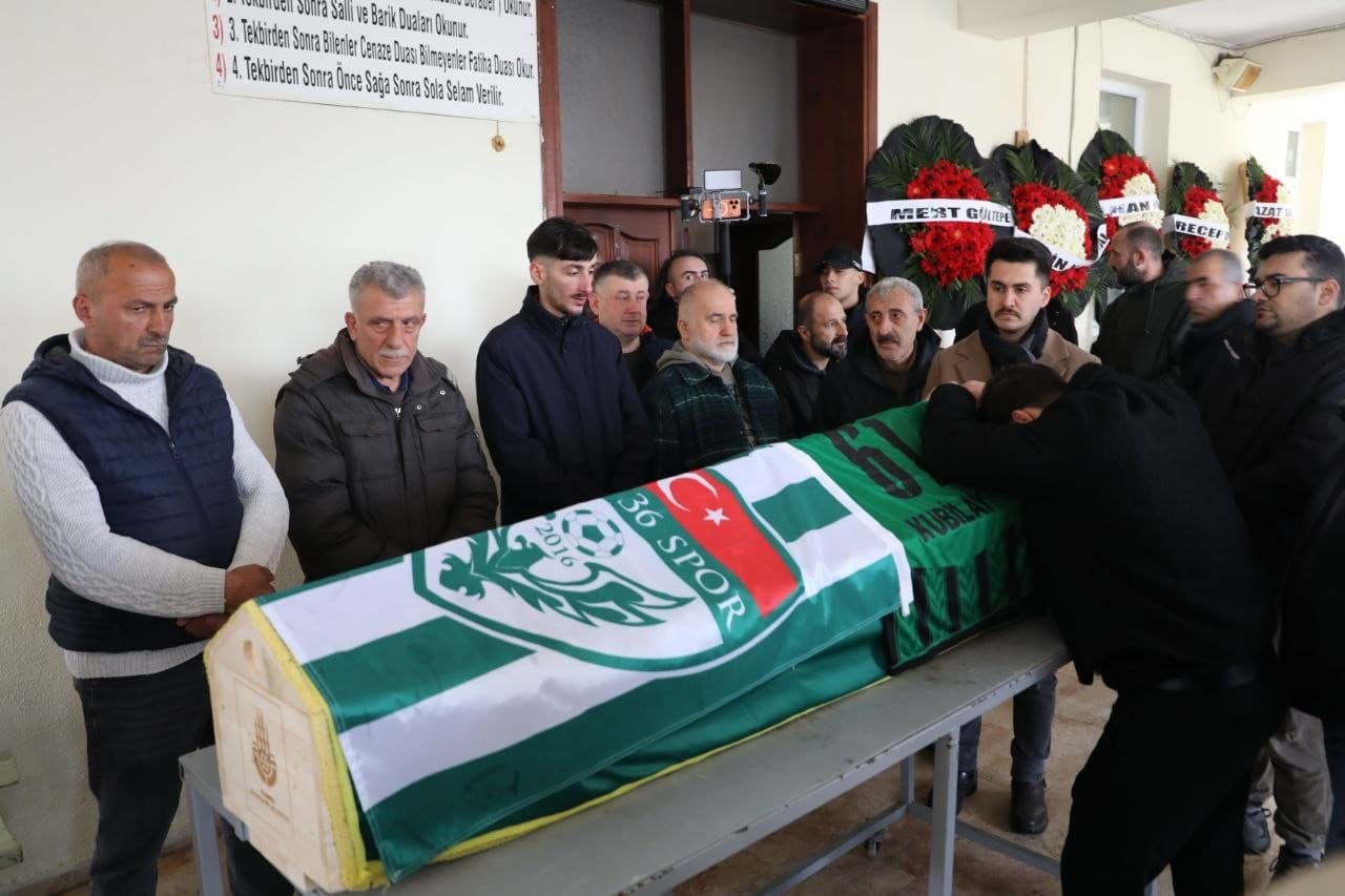 İstanbul’da silahlı saldırıda ölen genç futbolcu son yolculuğuna uğurlandı