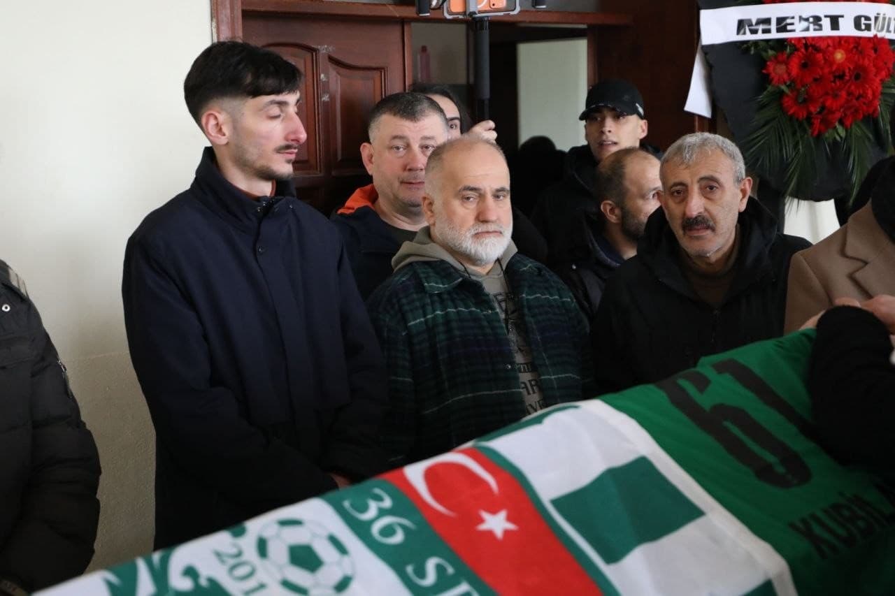 İstanbul’da silahlı saldırıda ölen genç futbolcu son yolculuğuna uğurlandı