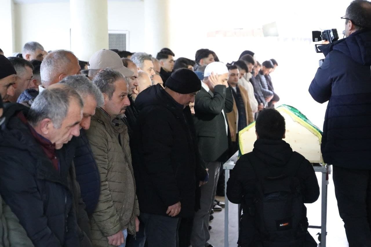 İstanbul’da silahlı saldırıda ölen genç futbolcu son yolculuğuna uğurlandı