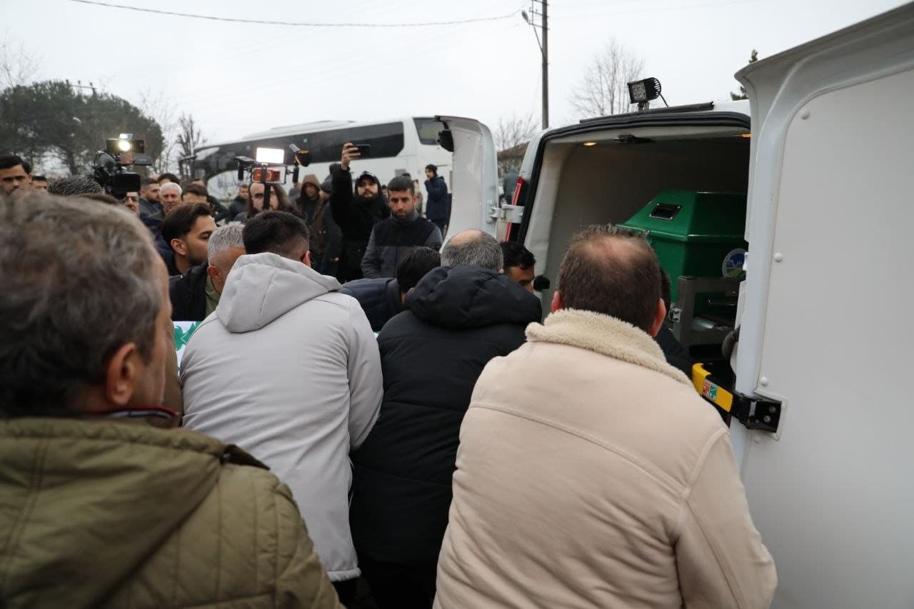 İstanbul’da silahlı saldırıda ölen genç futbolcu son yolculuğuna uğurlandı