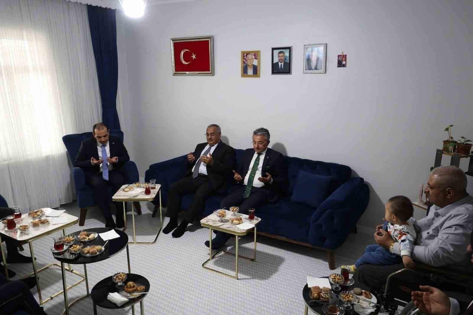 Vali Taşolar, Gazi Engenç’i ziyaret ederek bayramını tebrik etti