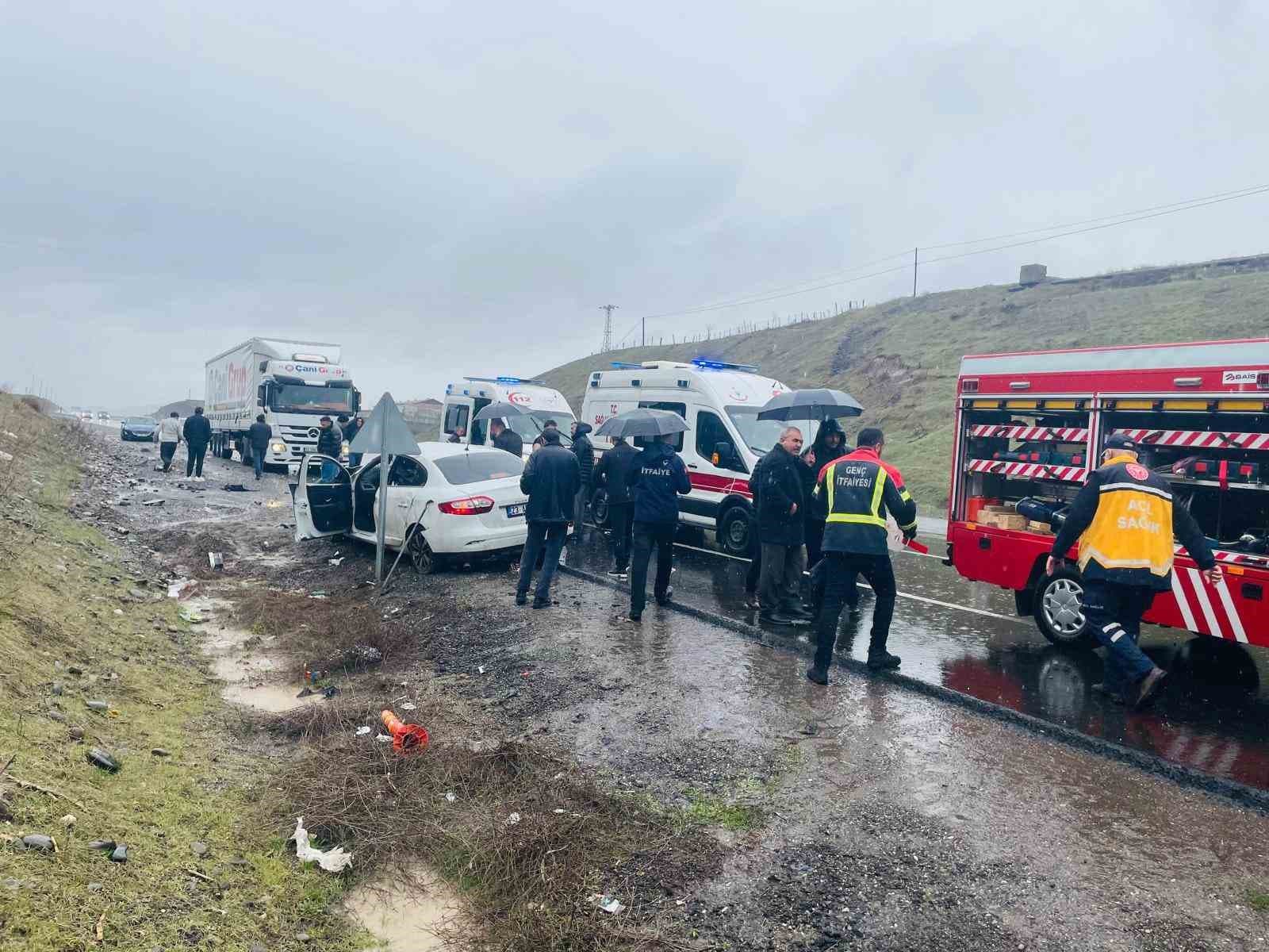 Bingöl’de trafik kazası : 1 ölü 2 yaralı