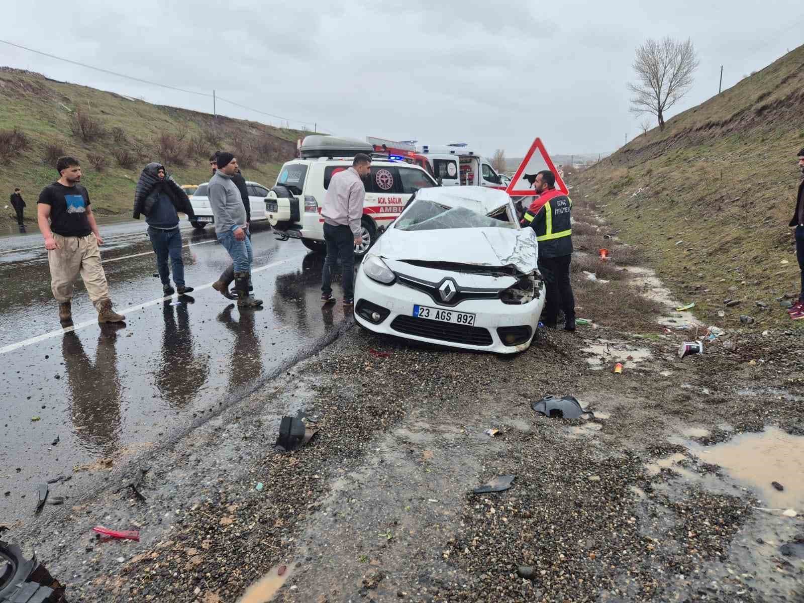 Bingöl’de trafik kazası : 1 ölü 2 yaralı