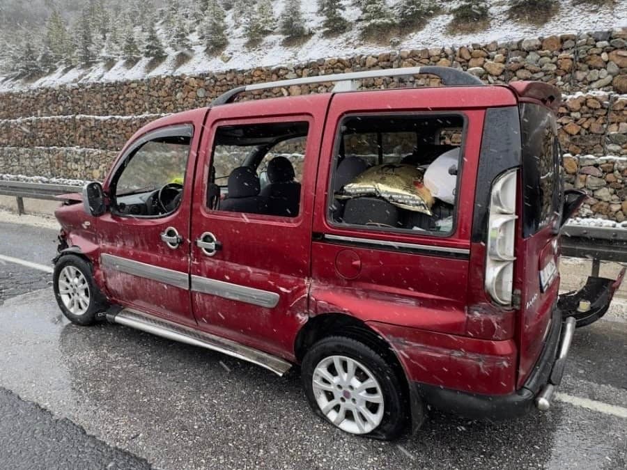 Uşak’ta hafif ticari aracın bariyere çarpması sonucu 6 kişi yaralandı