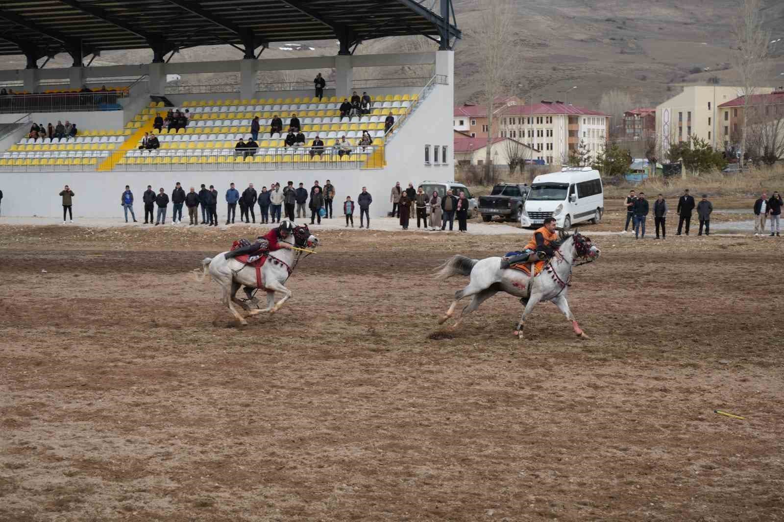 Bayburt’ta gelenek bozulmadı: Ramazan Bayramı ata sporu ciritle uğurlandı