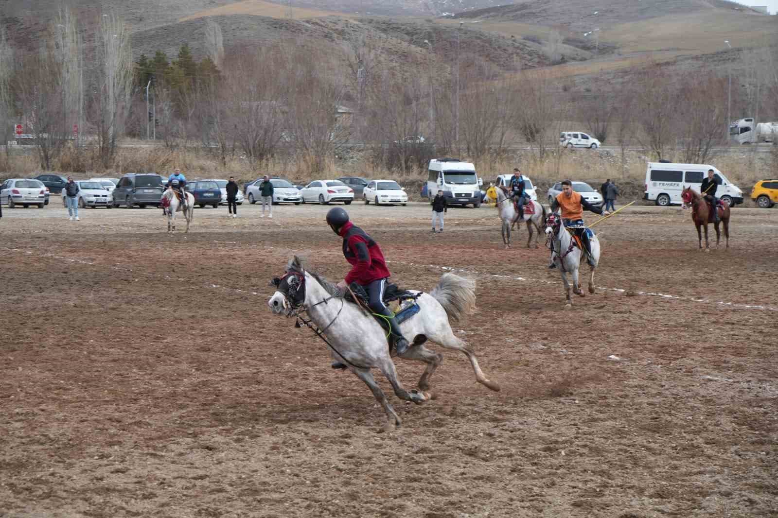 Bayburt’ta gelenek bozulmadı: Ramazan Bayramı ata sporu ciritle uğurlandı