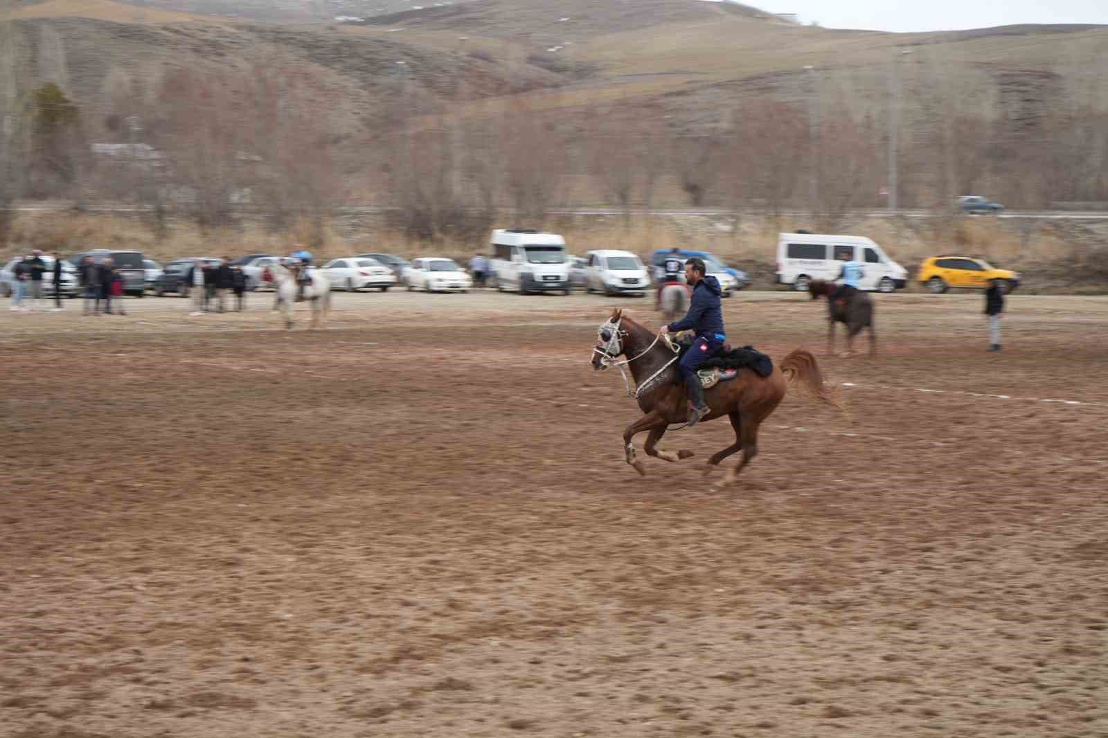 Bayburt’ta gelenek bozulmadı: Ramazan Bayramı ata sporu ciritle uğurlandı