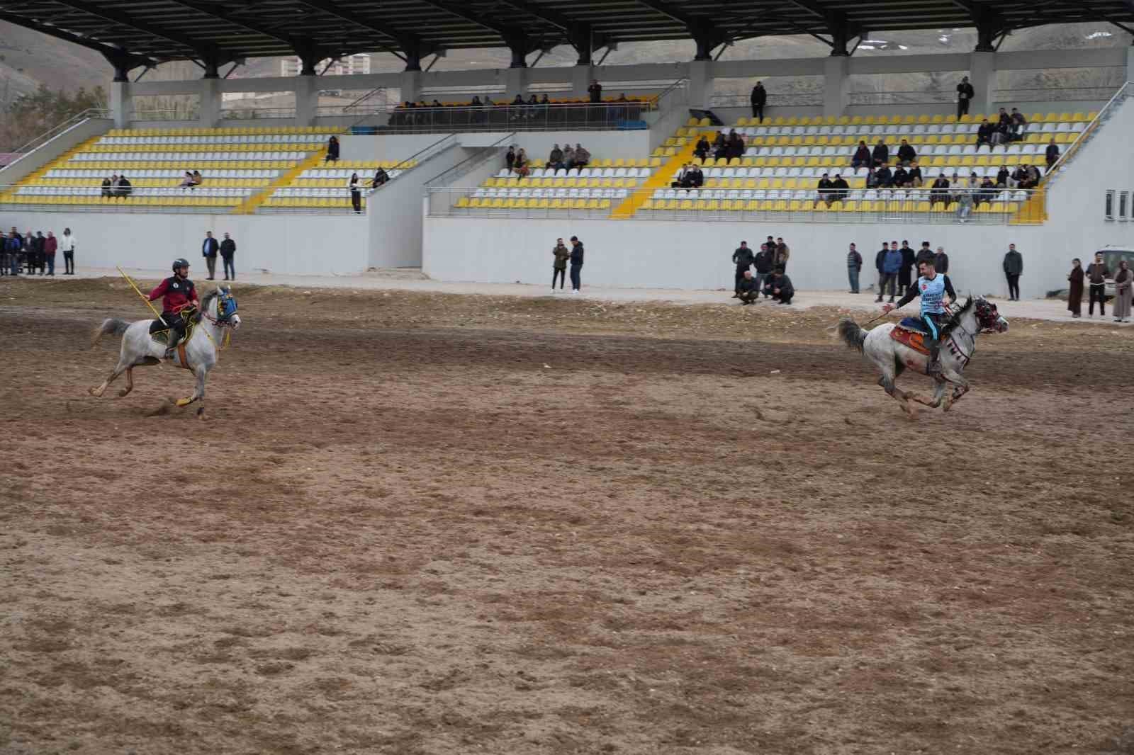 Bayburt’ta gelenek bozulmadı: Ramazan Bayramı ata sporu ciritle uğurlandı