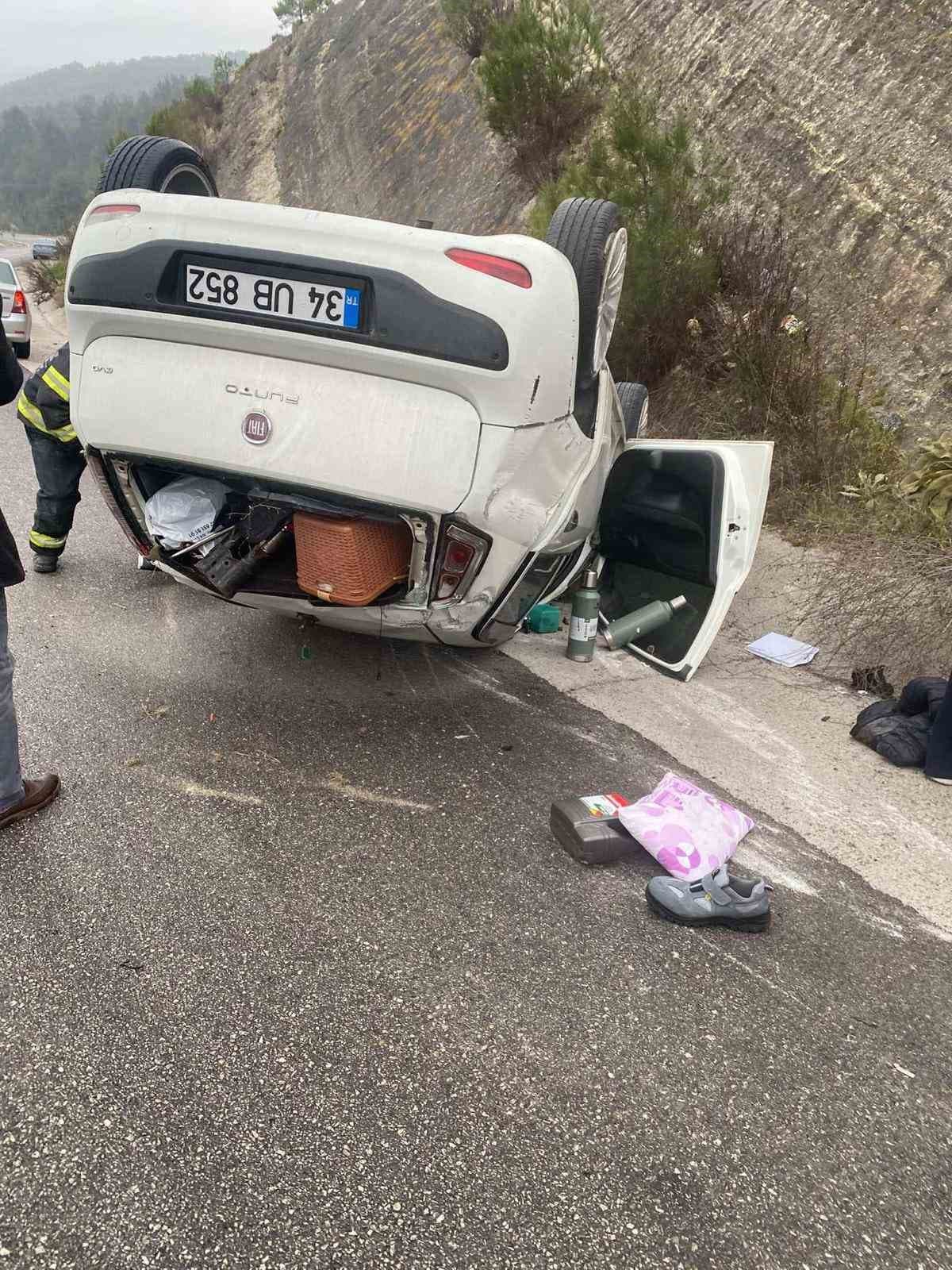 Yağış sonrası kayganlaşan yolda savrulan araç takla attı