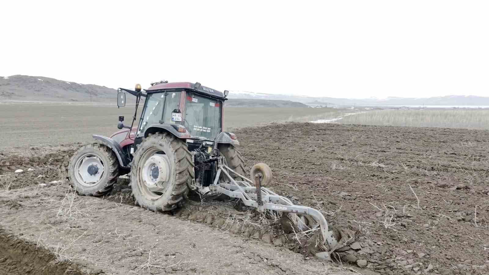 Adilcevaz’da arpa ekimine başlandı