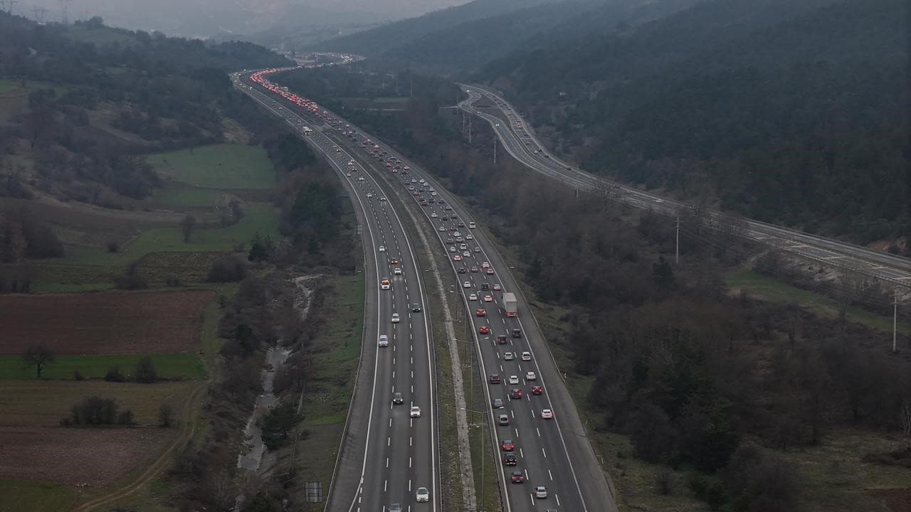 Bolu’da tatilcilerin dönüş yoğunluğu: Kilometrelerce araç kuyruğu oluştu