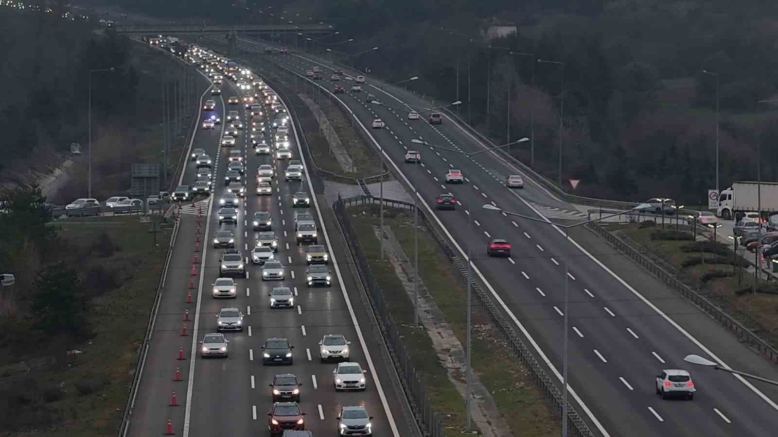 Bolu’da tatilcilerin dönüş yoğunluğu: Kilometrelerce araç kuyruğu oluştu