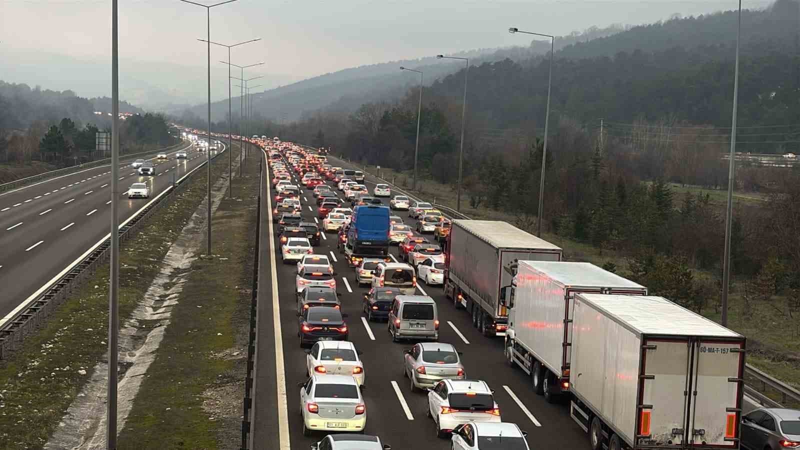 Bolu’da tatilcilerin dönüş yoğunluğu: Kilometrelerce araç kuyruğu oluştu