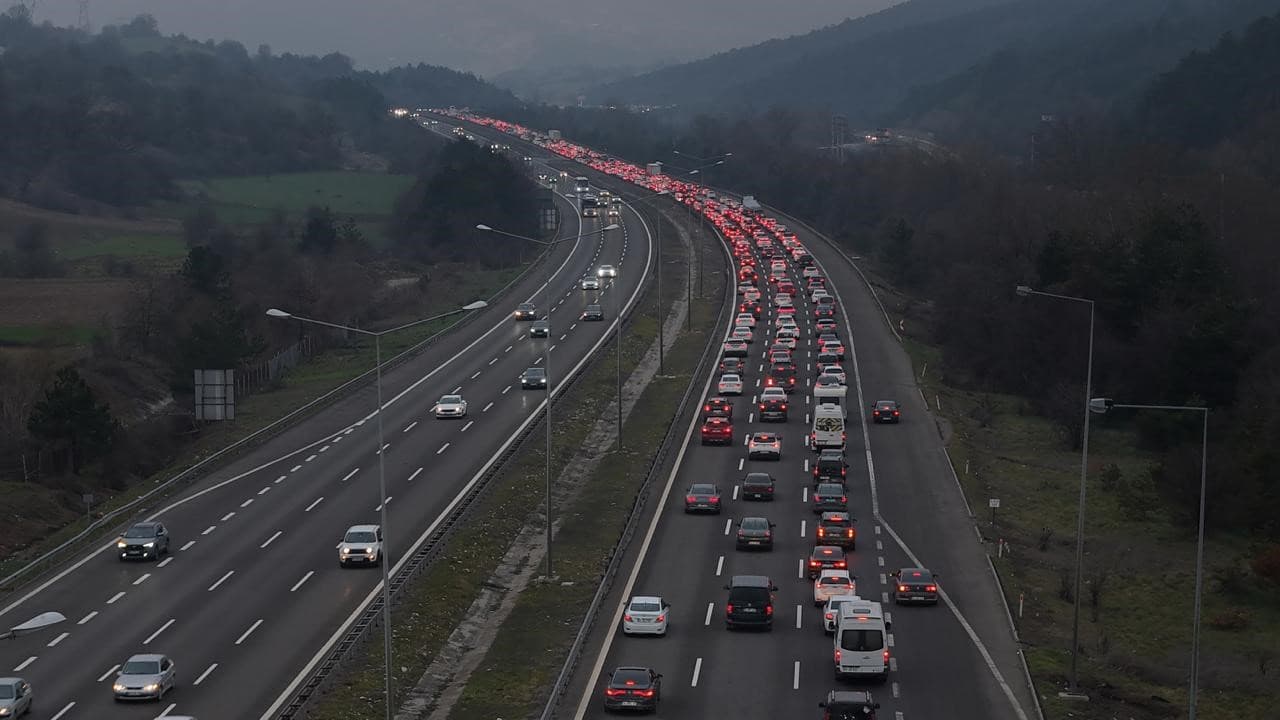 Bolu’da tatilcilerin dönüş yoğunluğu: Kilometrelerce araç kuyruğu oluştu