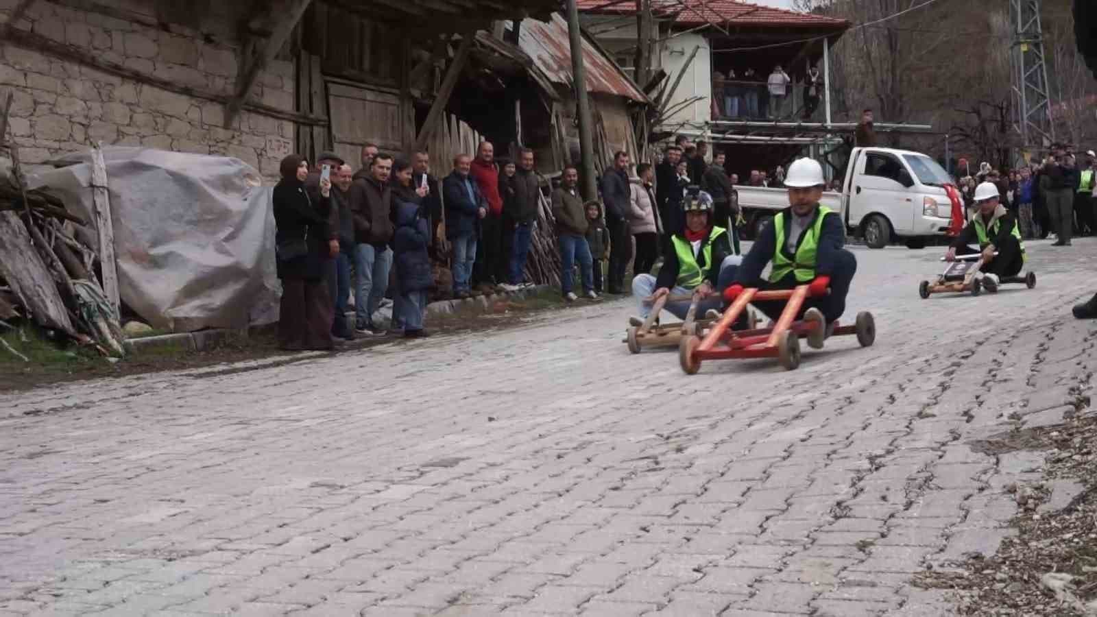Fren yok, heyecan çok, geleneksel tahta araba yarışı bu yılda nefesleri kesti