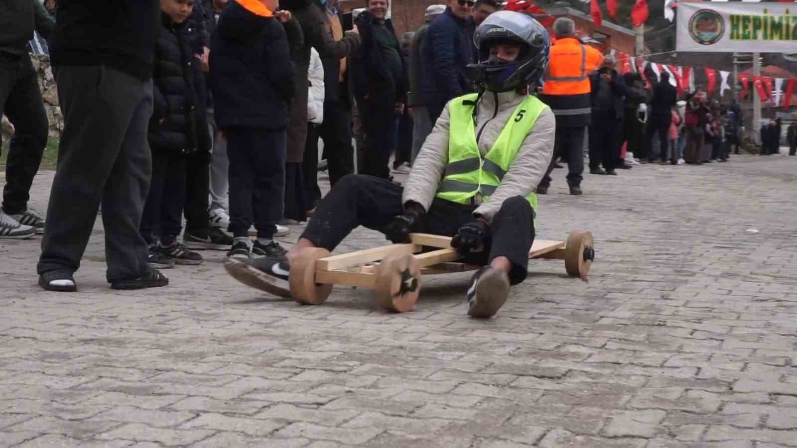 Fren yok, heyecan çok, geleneksel tahta araba yarışı bu yılda nefesleri kesti