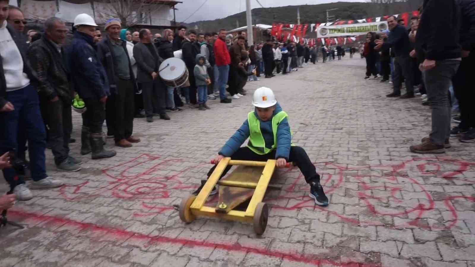 Fren yok, heyecan çok, geleneksel tahta araba yarışı bu yılda nefesleri kesti