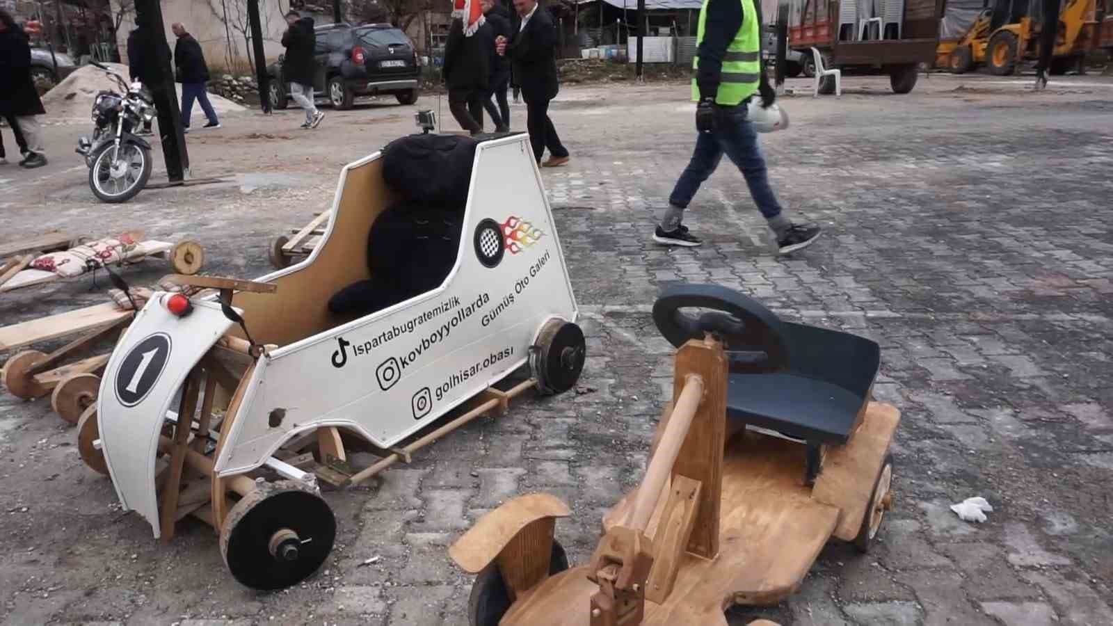 Fren yok, heyecan çok, geleneksel tahta araba yarışı bu yılda nefesleri kesti