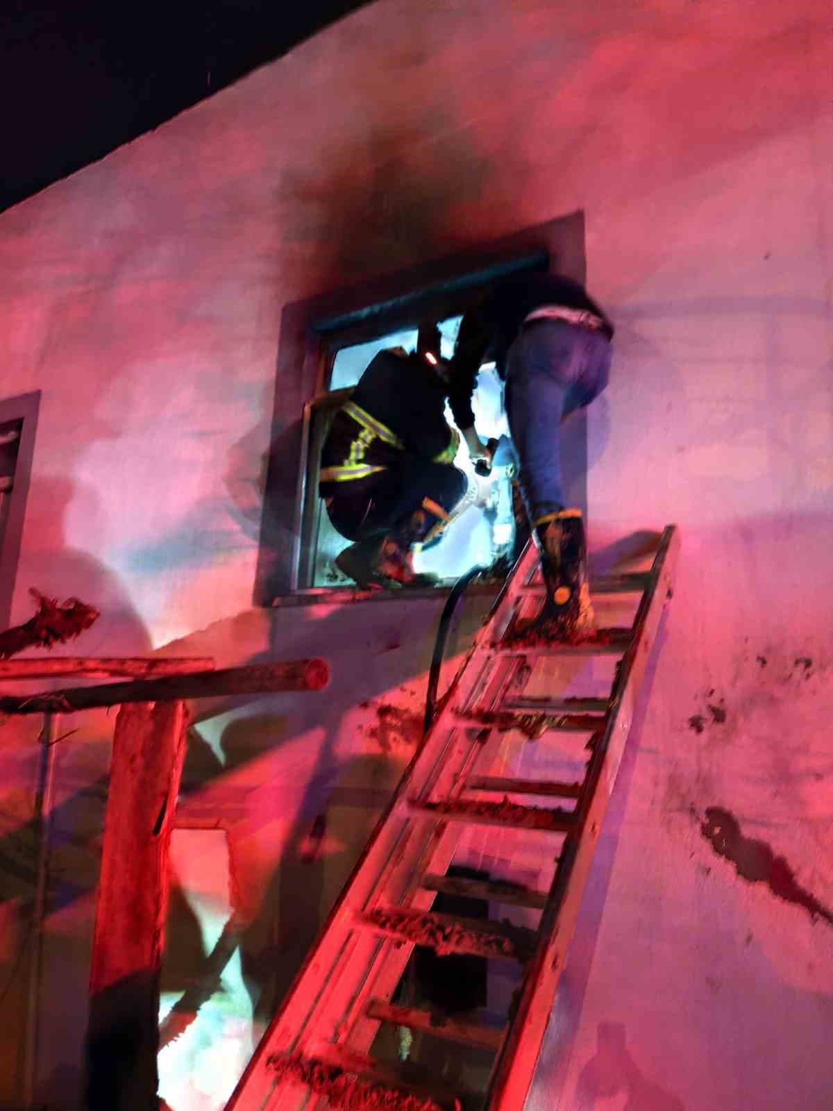 Siirt’te iki katlı binada korkutan yangın