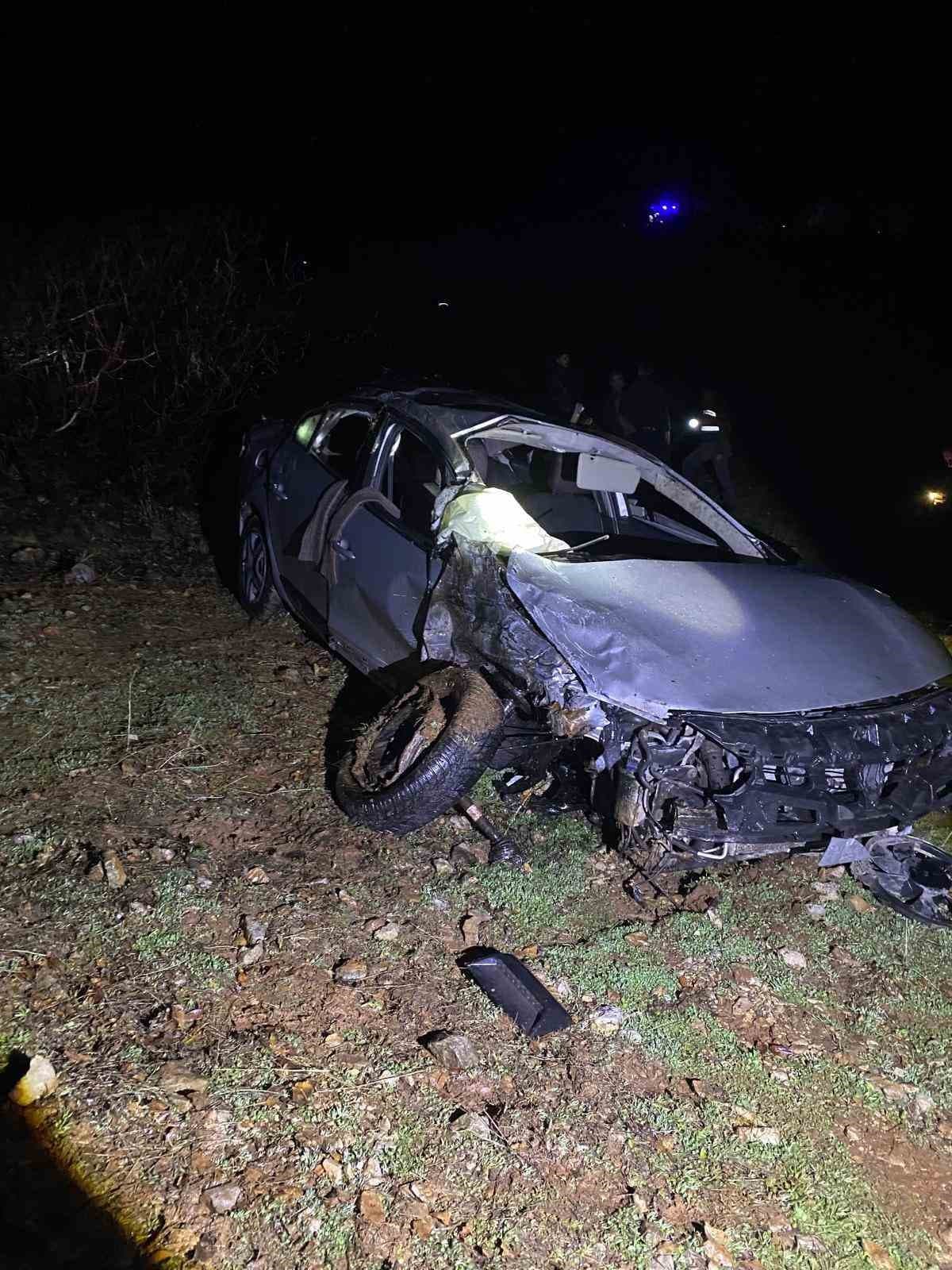 Otomobil uçuruma yuvarlandı: 1 ölü, 4 yaralı