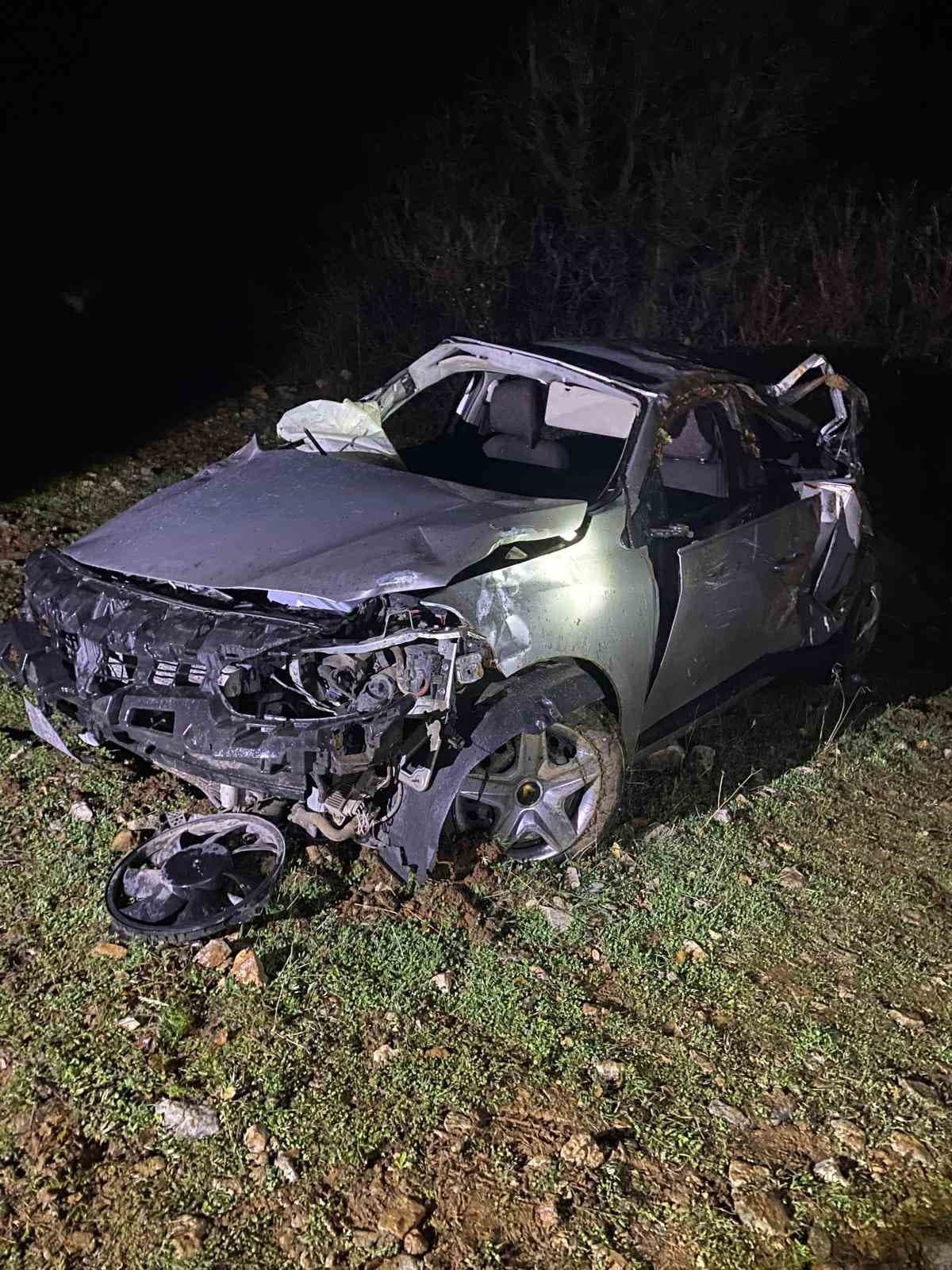 Otomobil uçuruma yuvarlandı: 1 ölü, 4 yaralı