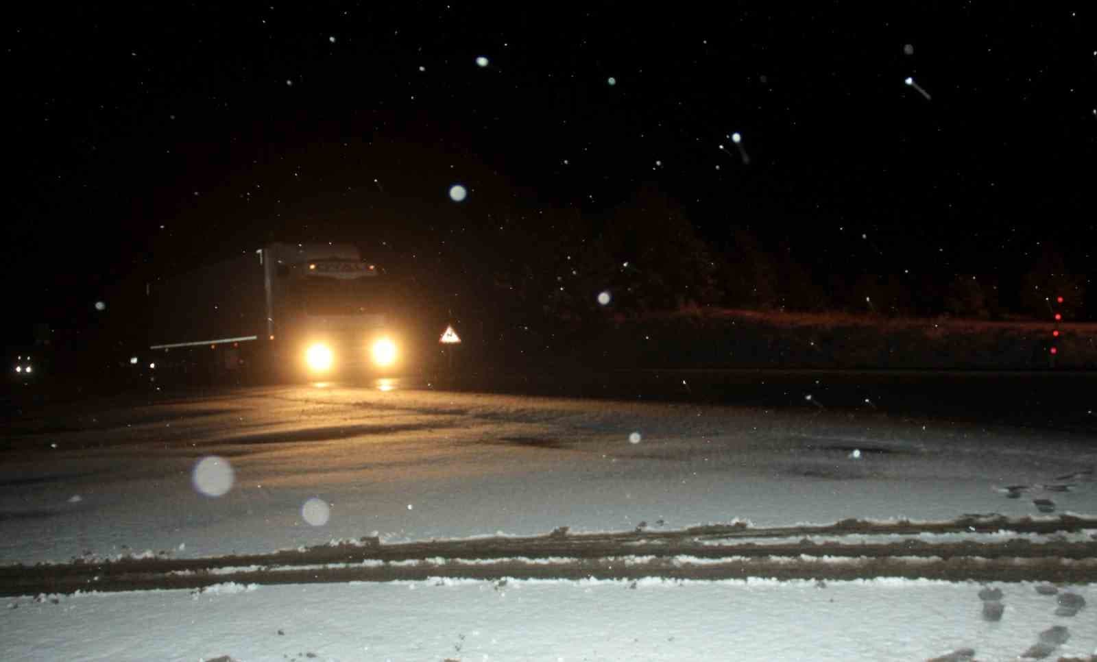 Kop Dağı Geçidi’nde kar ve tipi ulaşımı aksattı