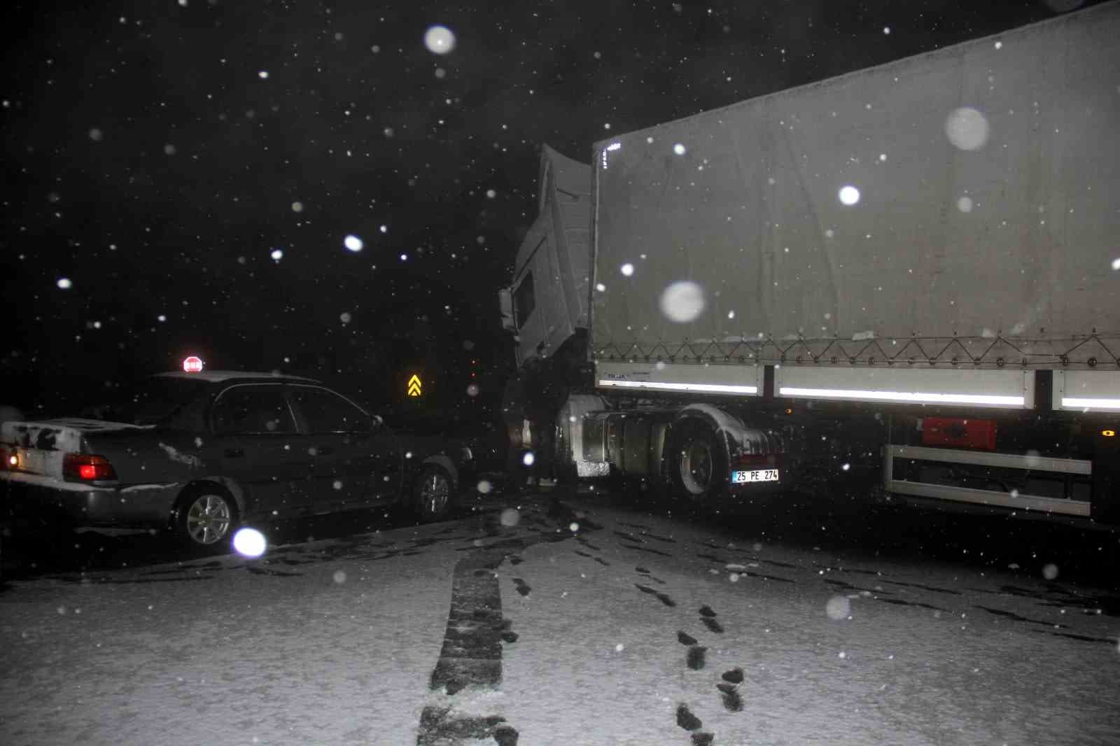 Kop Dağı Geçidi’nde kar ve tipi ulaşımı aksattı