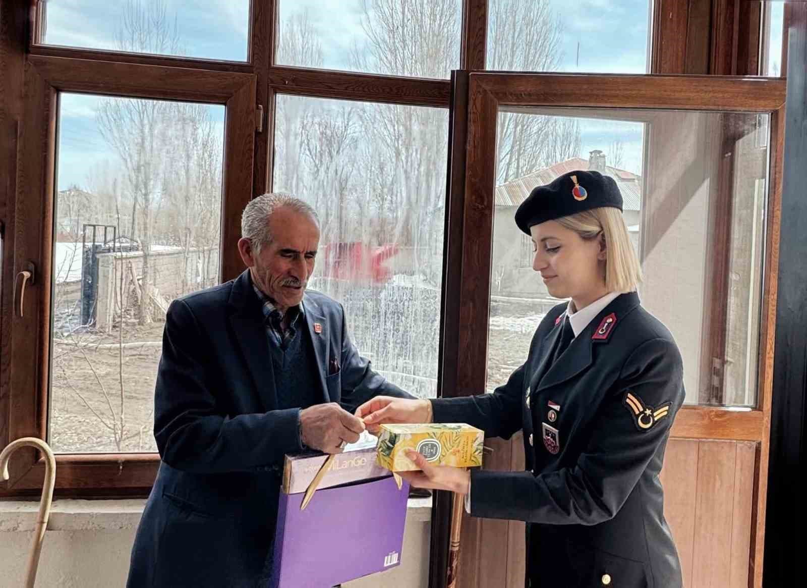 Özalp ilçesinde şehit ailelerine bayram ziyareti