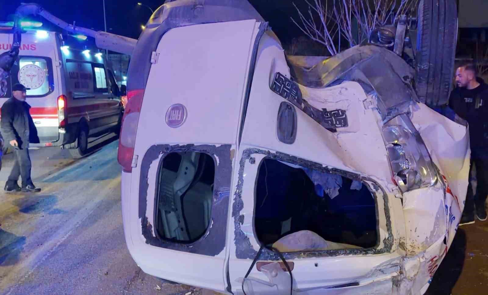 Aksaray’da hafif ticari araç takla attı: 2 ağır yaralı