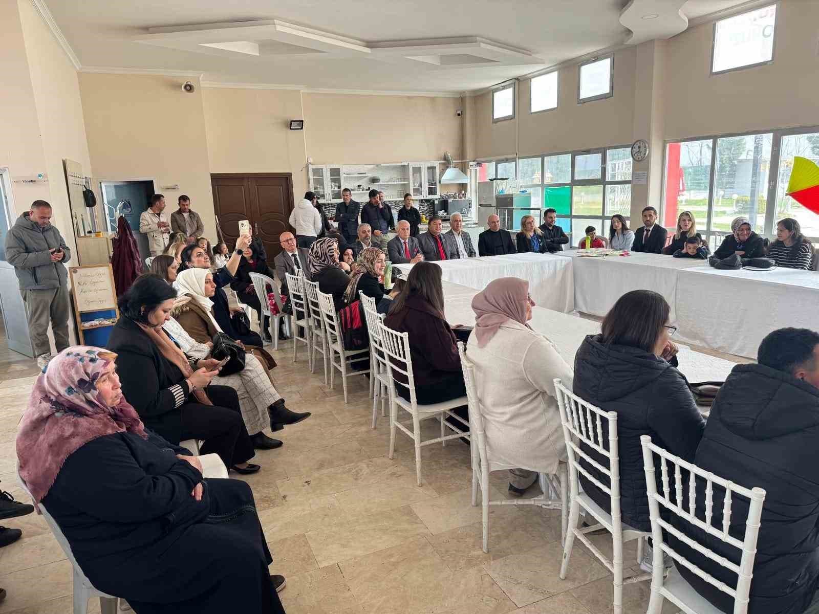 Özel ihtiyaçlı bireylerin eserleri sergilendi