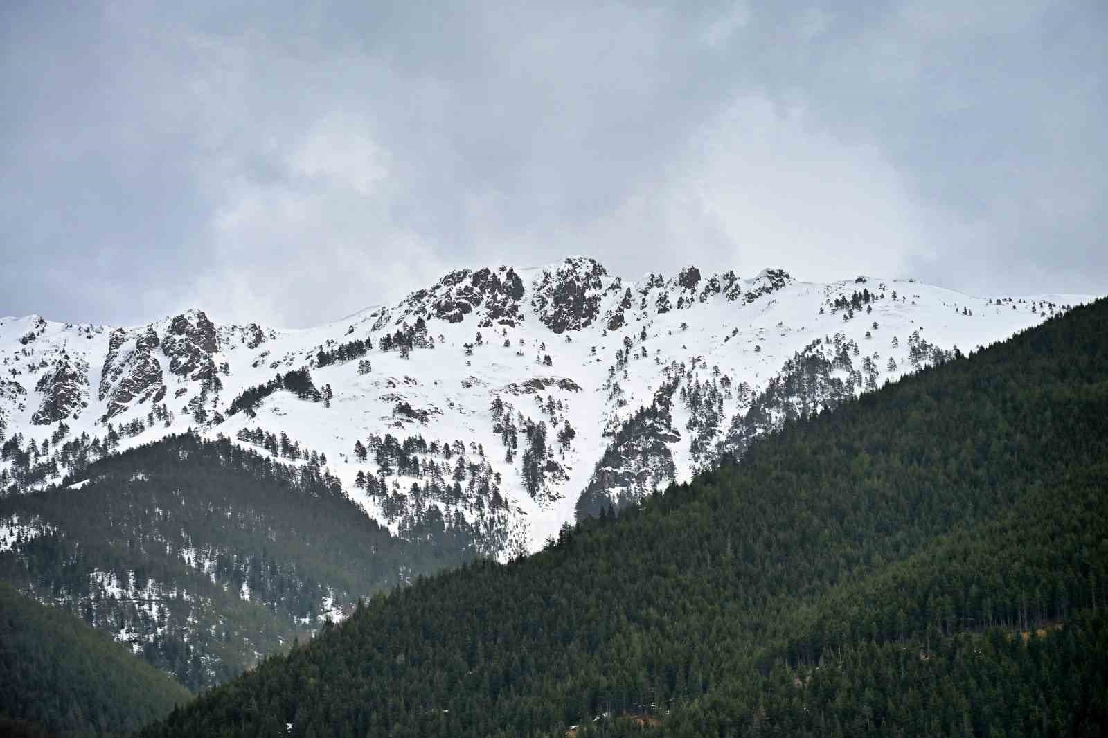 Gümüşhane’de baharın renkleri kışın beyazıyla kucaklaştı