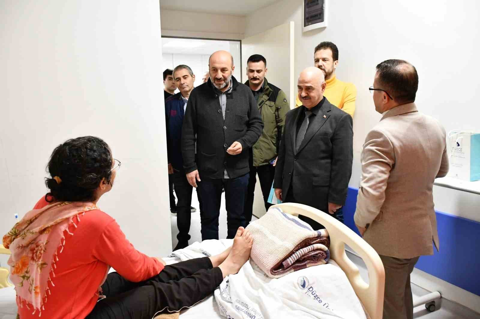 Rektör Sözbir sağlık çalışanları, hasta ve yakınları ile bayramlaştı