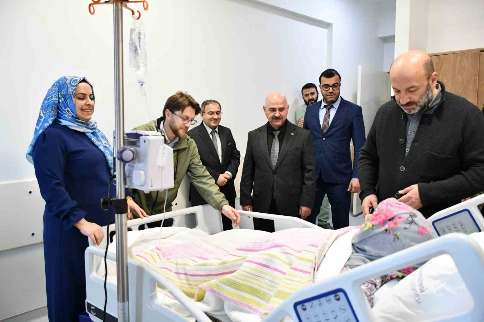 Rektör Sözbir sağlık çalışanları, hasta ve yakınları ile bayramlaştı