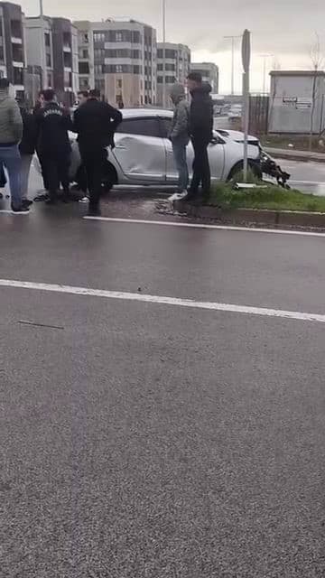 Diyarbakır’da trafik kazası: Araç refüje çarparak durabildi