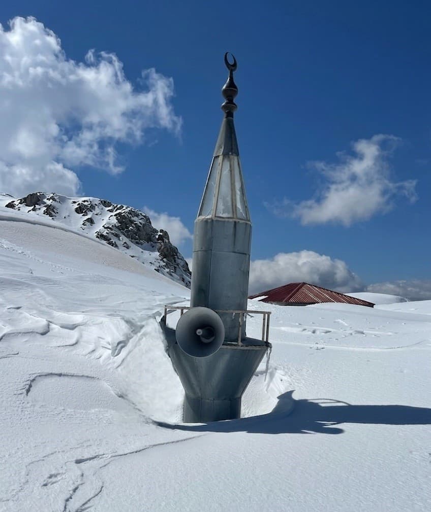 Toroslar’ın zirvesinde 741 yıllık cami kar altında kaldı