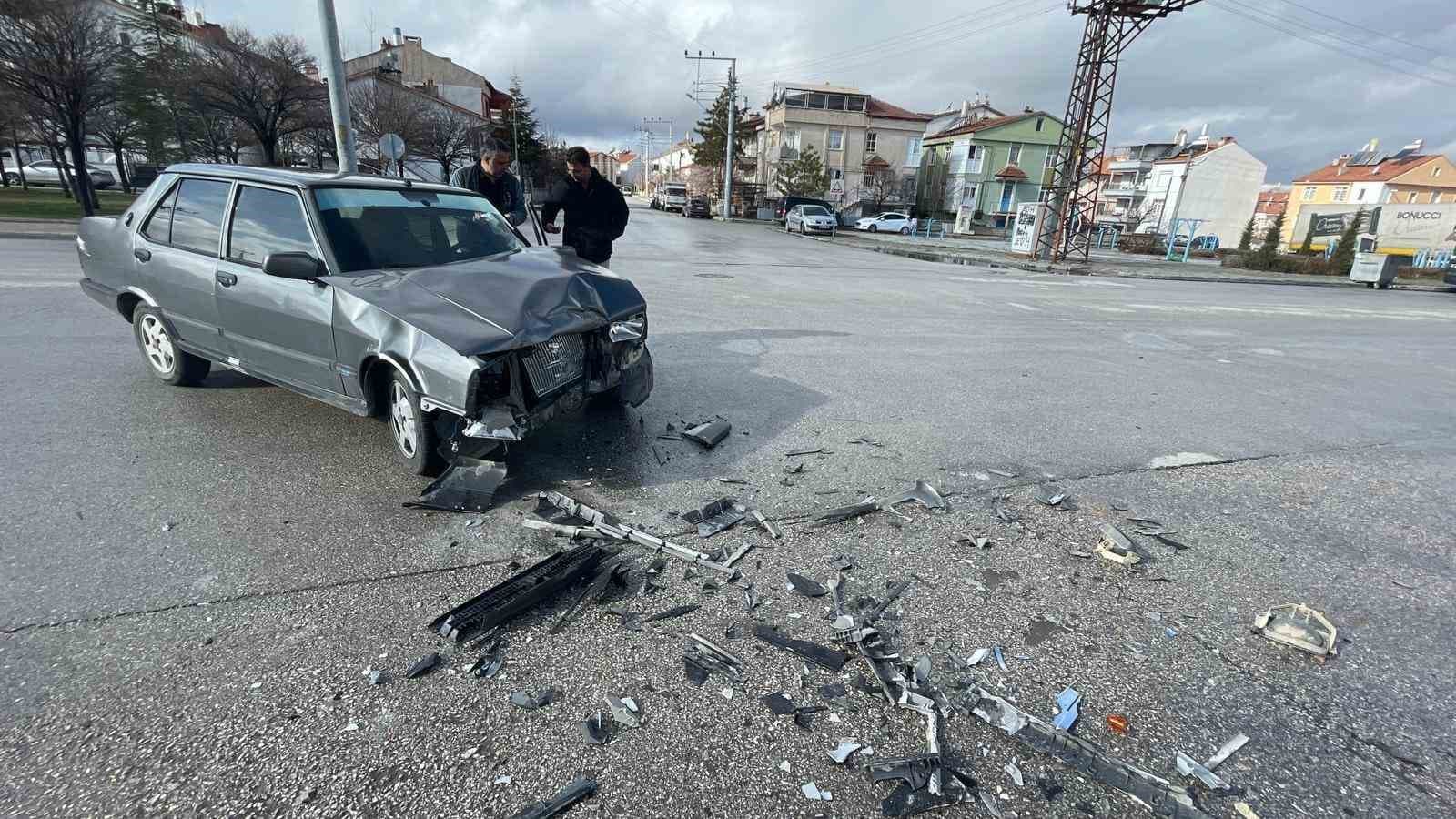 Karaman’da güvenlik kamerasına yansıyan kazada 2 kişi yaralandı