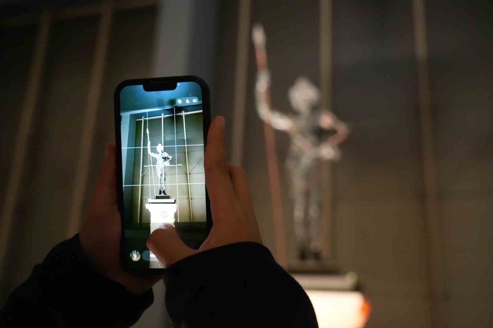 Zeugma Mozaik Müzesi’nde yoğun ilgi gören Mars heykelinin önü genişletildi