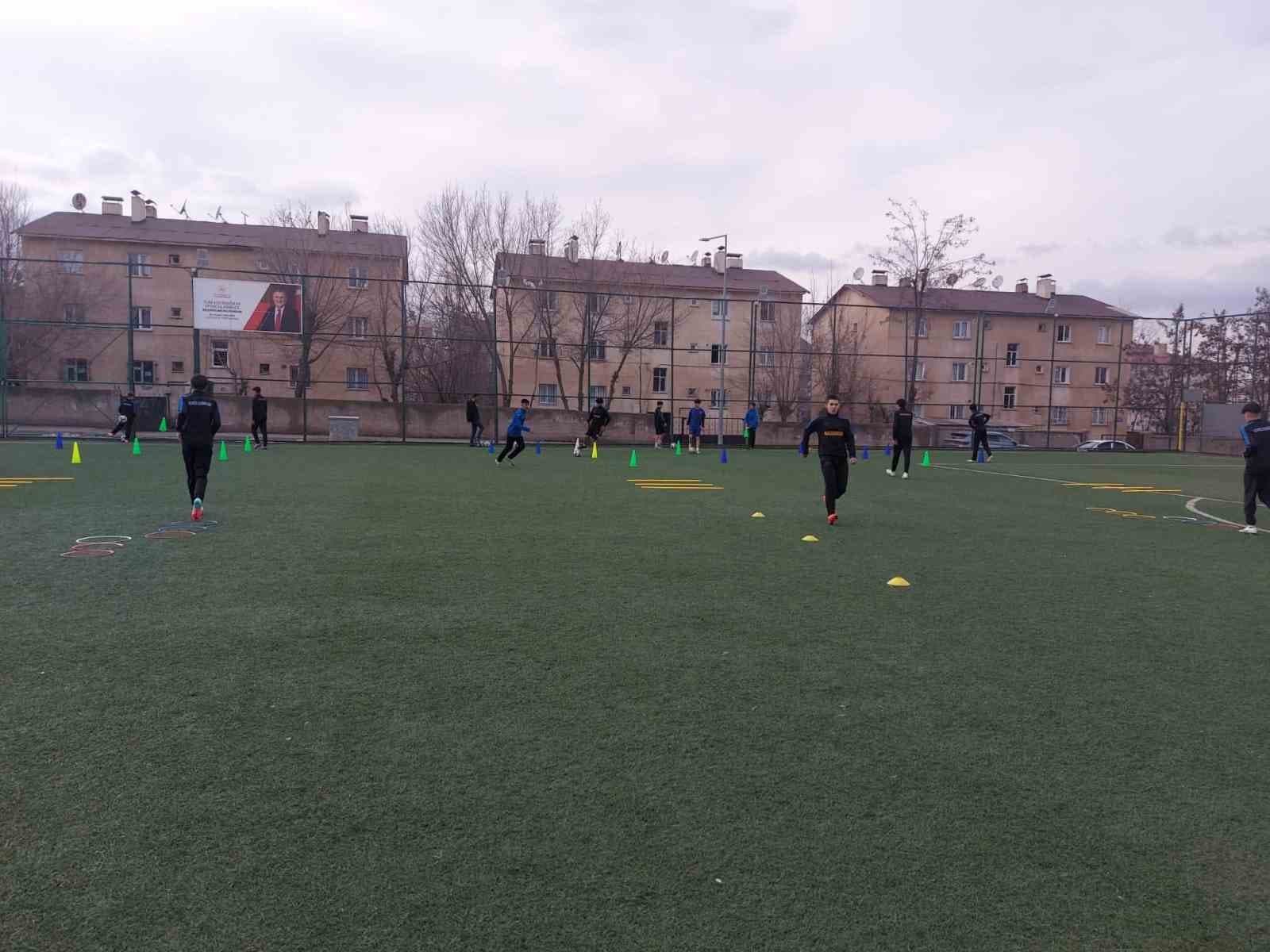 Muş’ta futbol antrenmanları sürüyor